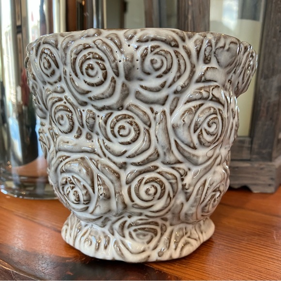 New Pottery Barn Rose Ceramic Cachepot, Grey Rosebud Planter, Small White Pot - Picture 13 of 14